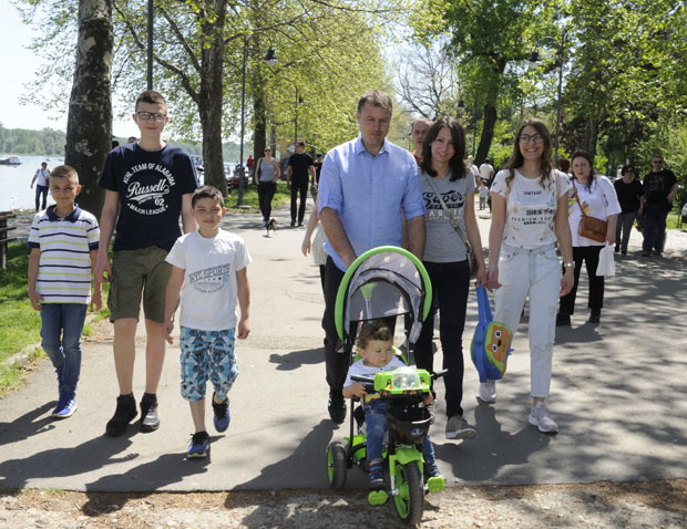 ИСПОВЕСТ ПОРОДИЦЕ СА ПЕТОРО ДЕЦЕ: Тешко је, али дивно и вредно живљења